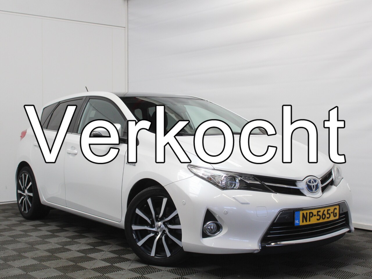 Toyota Auris - 1.8 Hybrid Executive CLIMATE | CAMERA | NAVI | LMV17 | CRUISE | AFNBTREKHAAK | PANODAK | P - AutoWereld.nl