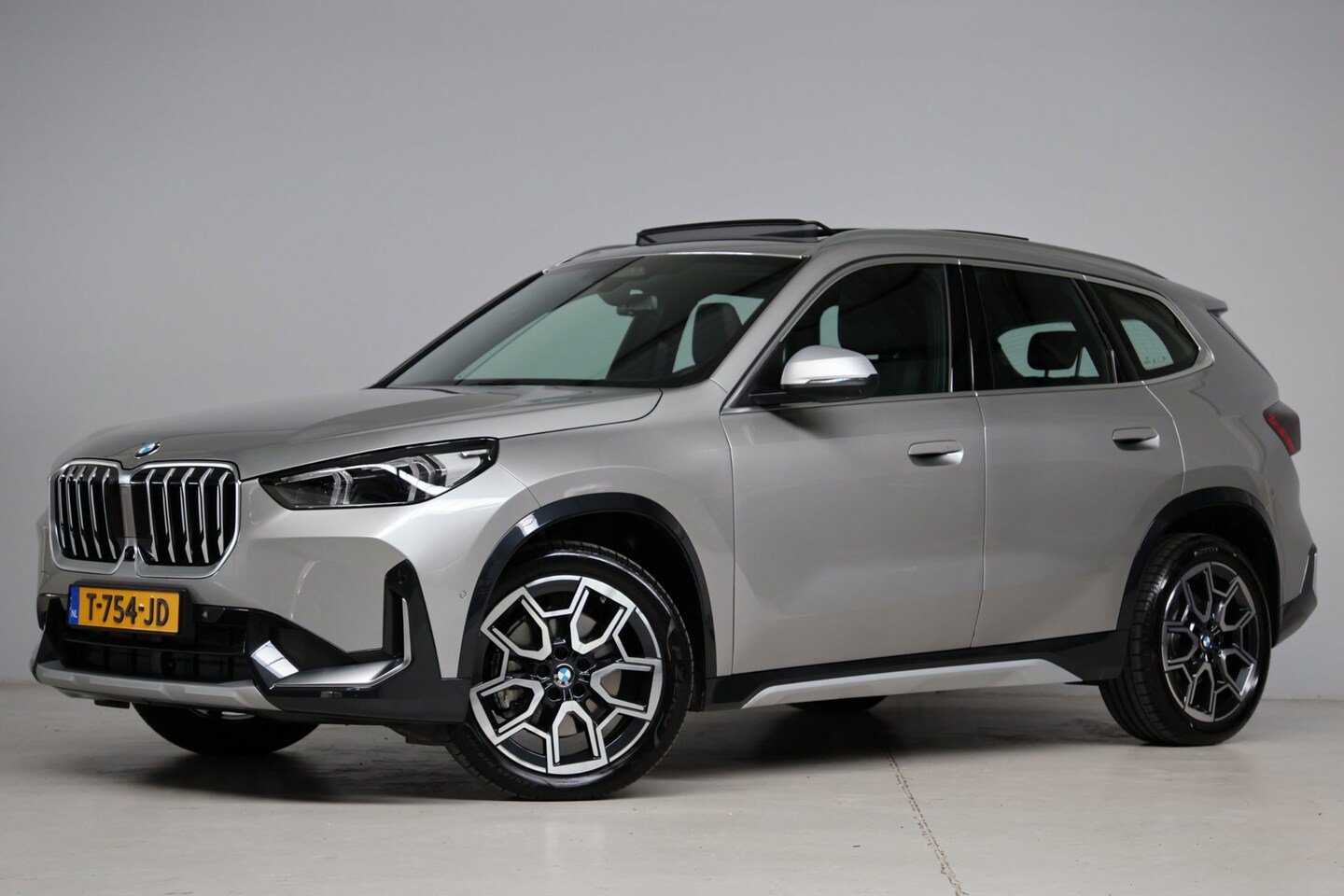 BMW X1 - XDrive23i X-line | panoramadak | head-up | harmankardon | keyless entry | achteruitrijcame - AutoWereld.nl