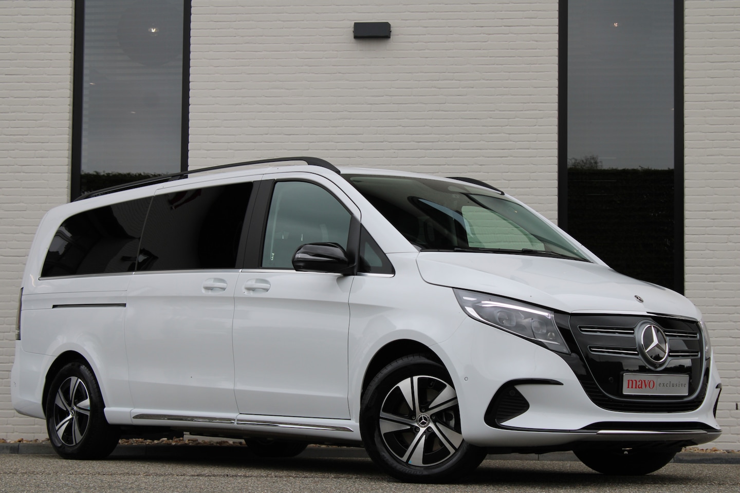Mercedes-Benz EQV - 300 L3 / XXL / Luchtvering / 7-Persoons / 2x Elec Schuifdeur / Burmester / 360 Camera / Vo - AutoWereld.nl