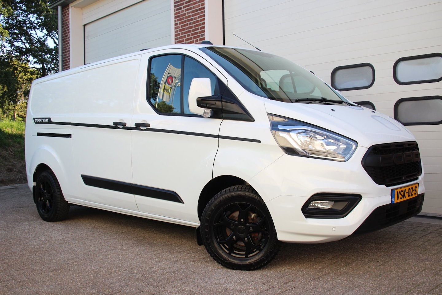 Ford Transit Custom - 300 2.0 TDCI L2H1 * 130Pk / Navigatie / Camera / Trekhaak * - AutoWereld.nl