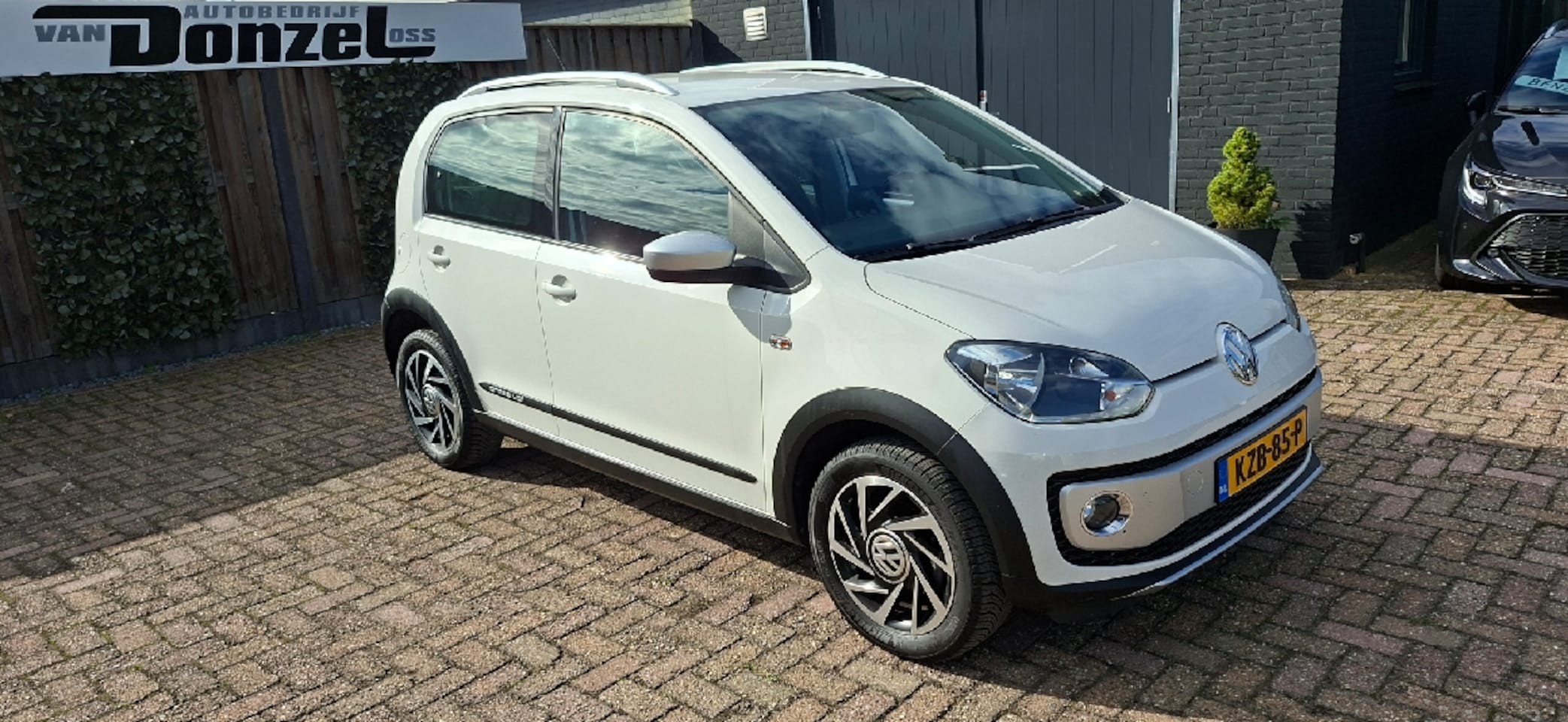 Volkswagen Up! - CROSS 1.0 high up! BlueMotion NAVIGATIE - AutoWereld.nl