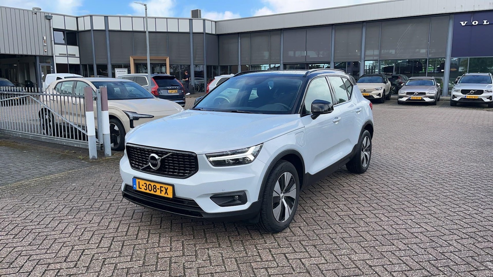 Volvo XC40 - 1.5 T4 Recharge R-Design Expression | Keyless | Elektrische Stoelen | Memory | Elektrische - AutoWereld.nl