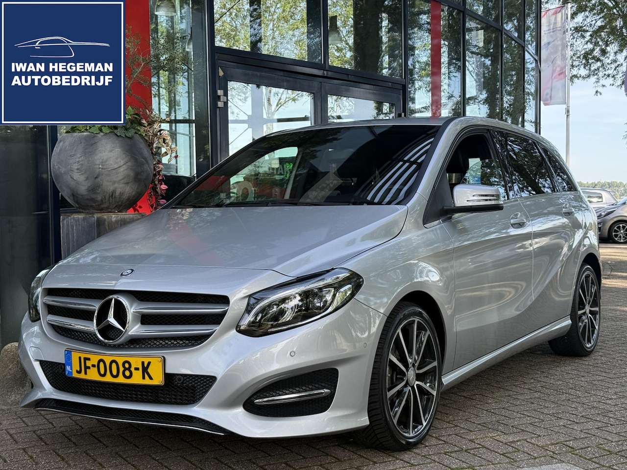 Mercedes-Benz B-klasse - 180 Ambition AUTOMAAT | LED | Airco | Navigatie | Parkeersensoren | Cruise Control | Licht - AutoWereld.nl