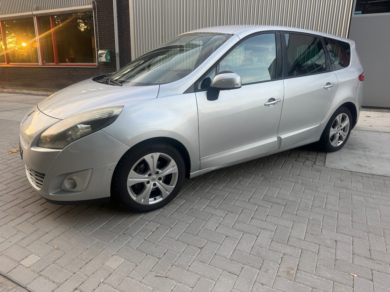 Renault Grand Scénic - 2.0 Bose 7PERSOONS AUTOMAAT NAVI - AutoWereld.nl