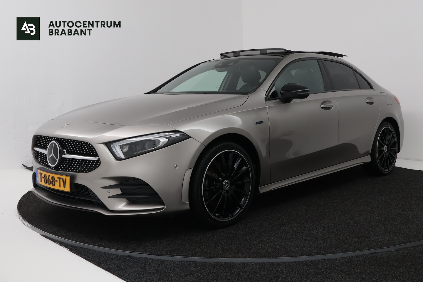 Mercedes-Benz A-klasse - 250 e (PANORAMADAK, ELEKT. STOELEN, SFEERVERLICHTING, ADAPTIEVE CRUISE) - AutoWereld.nl