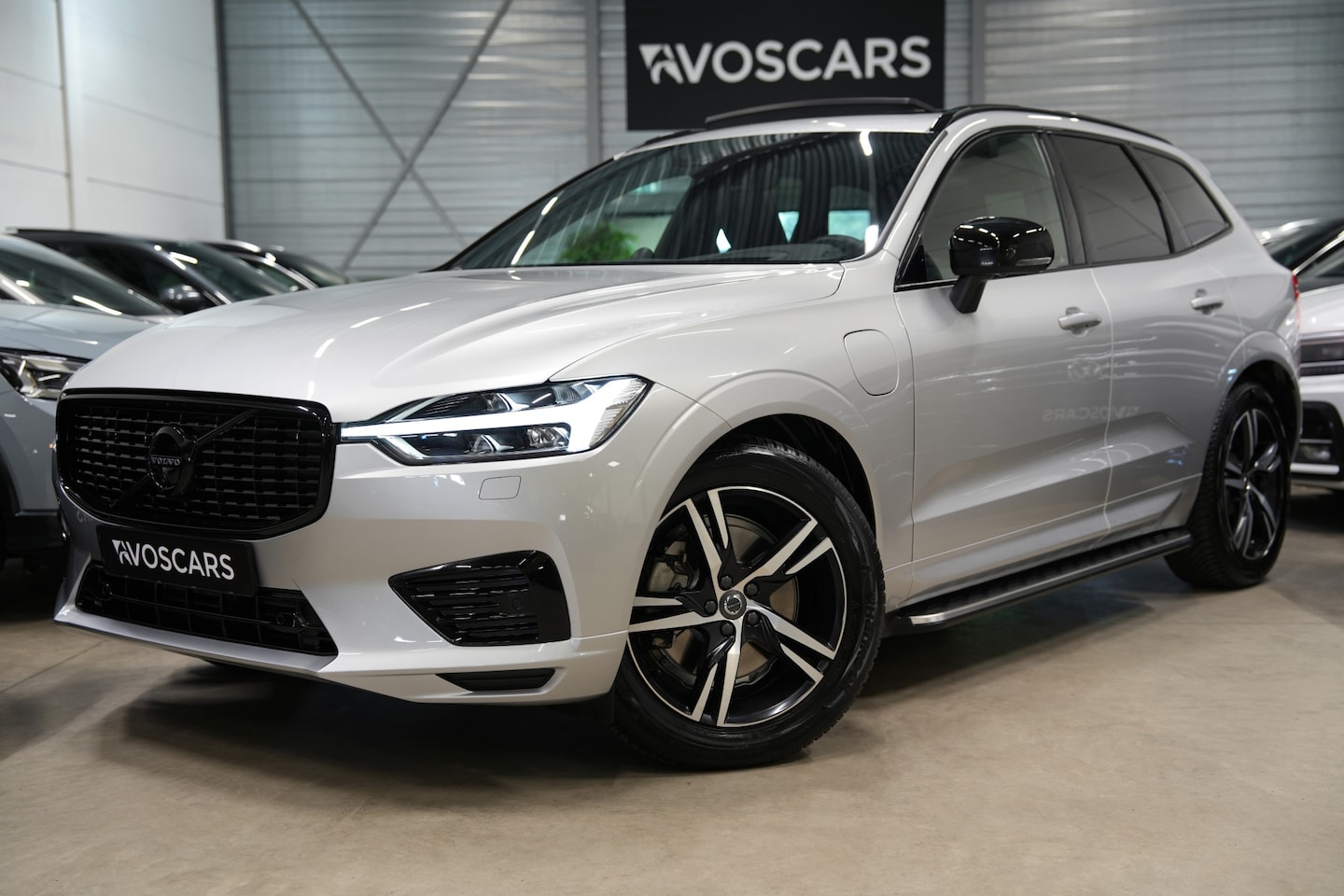 Volvo XC60 - 2.0 Recharge T8 AWD R-Design 390PK * Pano - Trekhaak - B&W - Head Up - 360° Cam - Luchtver - AutoWereld.nl