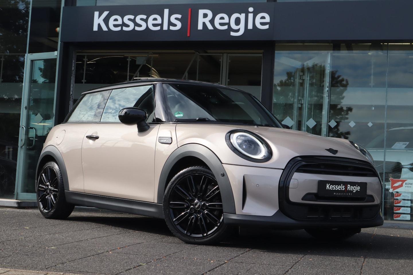 MINI 3-Deurs - 1.5 Cooper Camden Plus Edition | Pano | H&K | Camera | HUD | Navi | LED - AutoWereld.nl