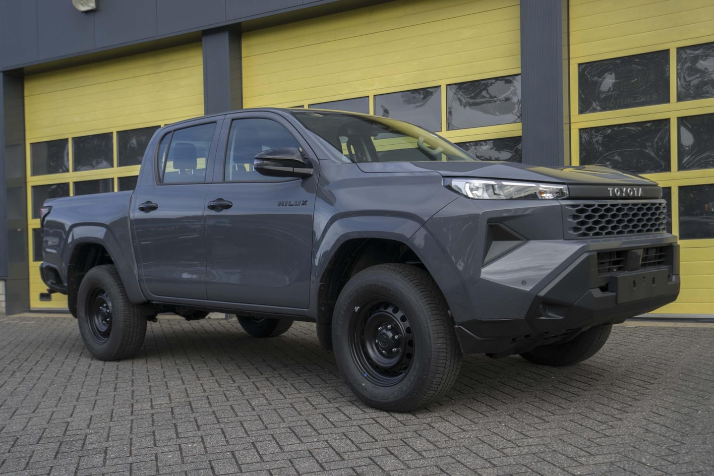 Toyota HiLux - 2.8 D-4D MHEV Double Cab Auto 4WD Active - AutoWereld.nl