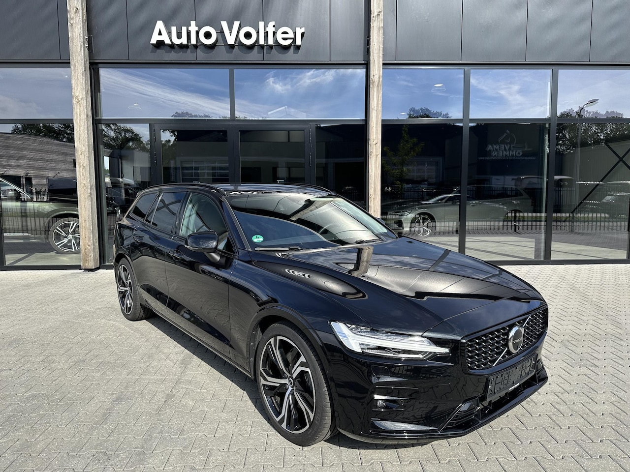 Volvo V60 - 2.0 B4 Plus Dark Pilot assist|360|trekhaak - AutoWereld.nl