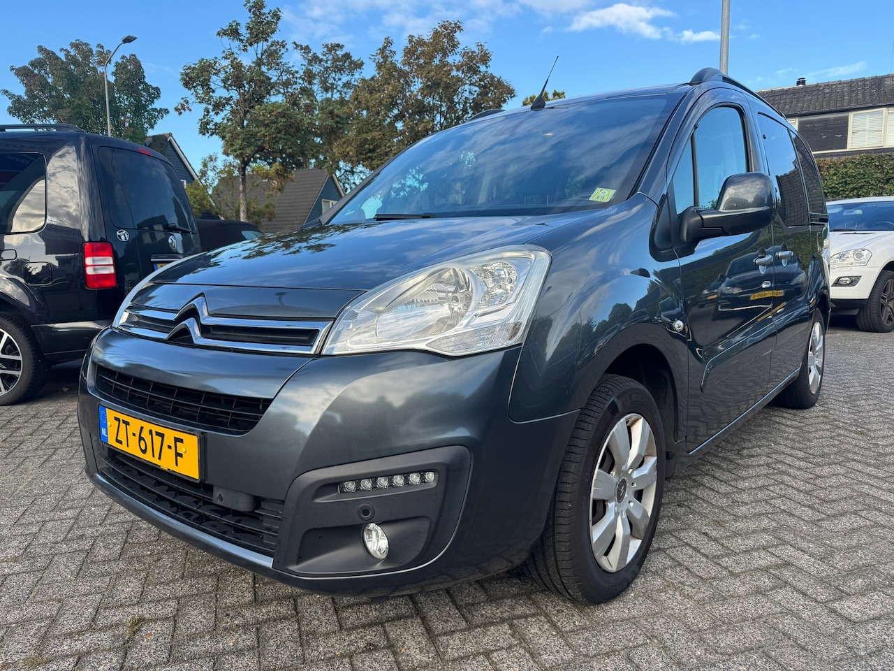 Citroën Berlingo - 1.2 PureTech XTR Apk 28/10/27,Airco,Cruise,Navi,Camera,Trekhaak - AutoWereld.nl