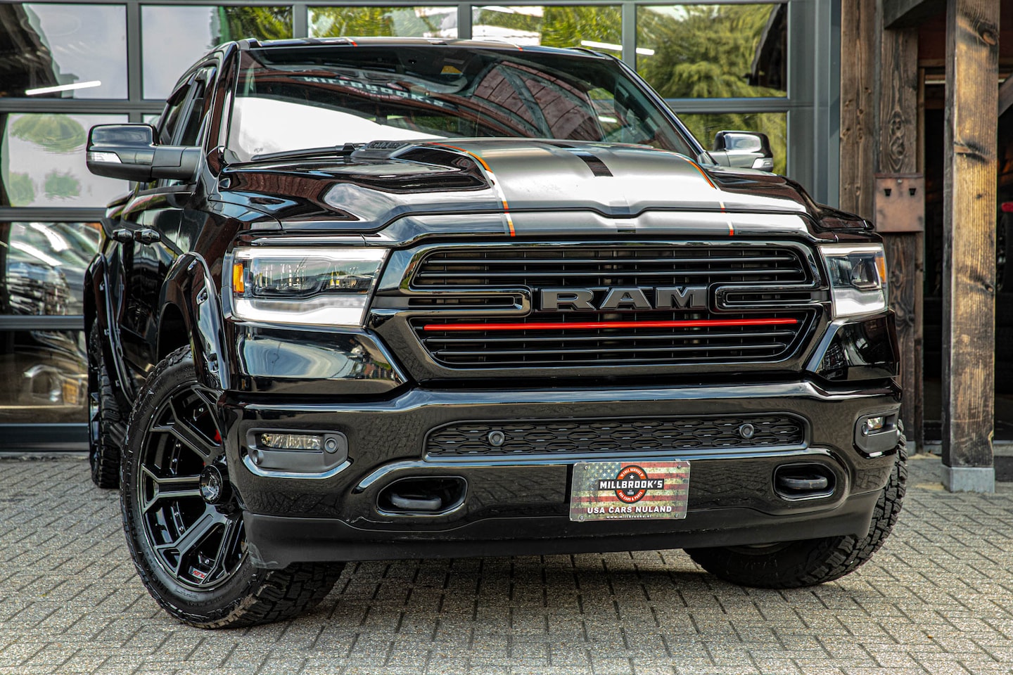 Dodge Ram 1500 - 5.7 V8 4x4 Crew Cab Laramie 5.7 V8 4x4 Crew Cab Laramie - AutoWereld.nl