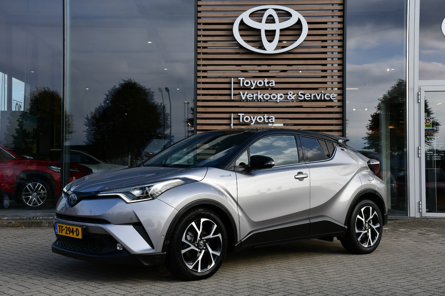 Toyota C-HR - 1.8 Hybrid Bi-Tone Plus Limited Automaat 122pk | Dodehoekdetectie | LED-koplampen | Park A - AutoWereld.nl