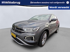 Volkswagen T-Roc - 1.5 TSI 150pk Style DSG Automaat / Navigatie / LM 18 inch / Camera / Park Assist / LED / A