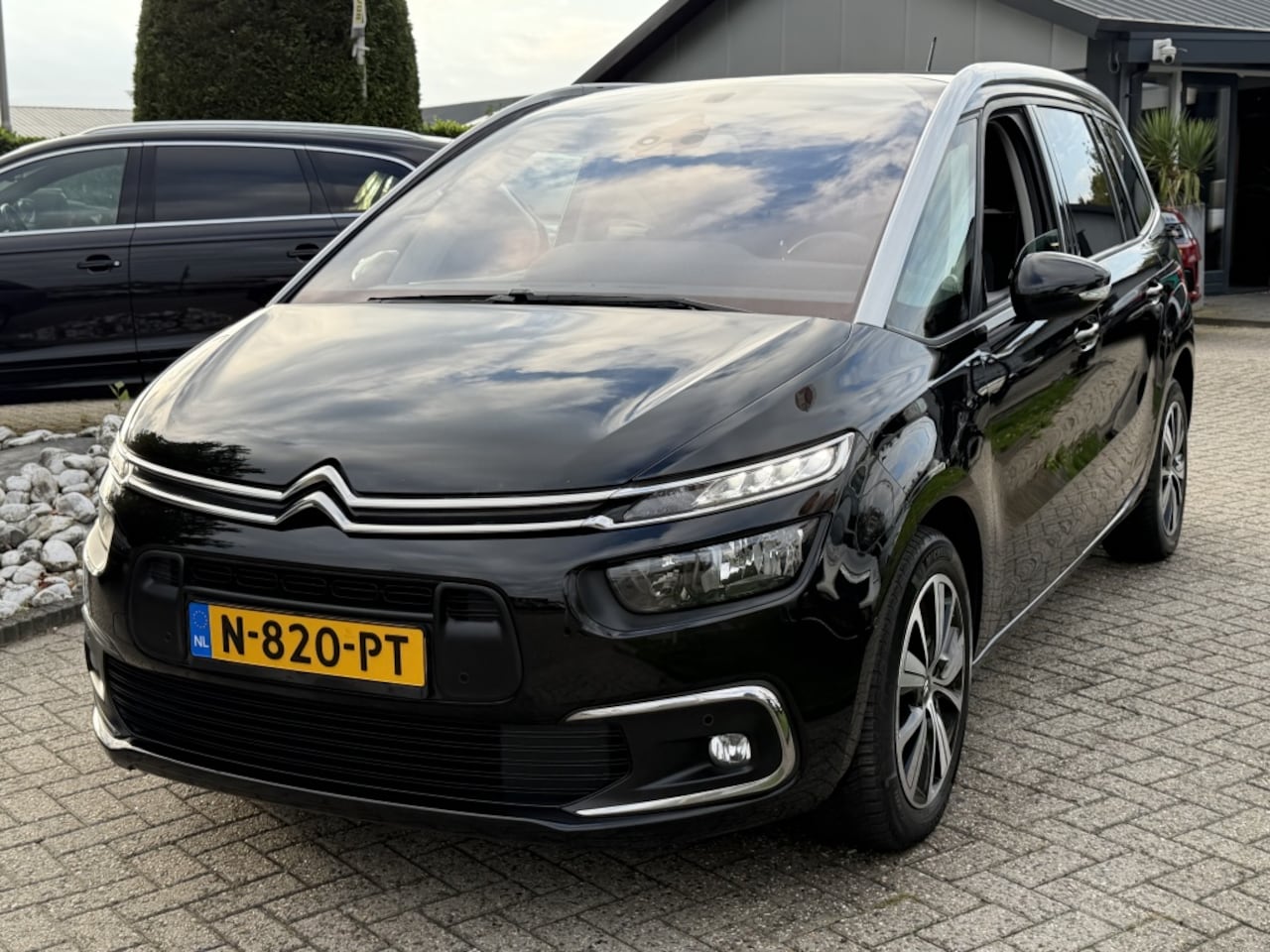 Citroën Grand C4 SpaceTourer - 1.2 Benzine 2019 Zwart Automaat 7-Persoons Picasso - AutoWereld.nl