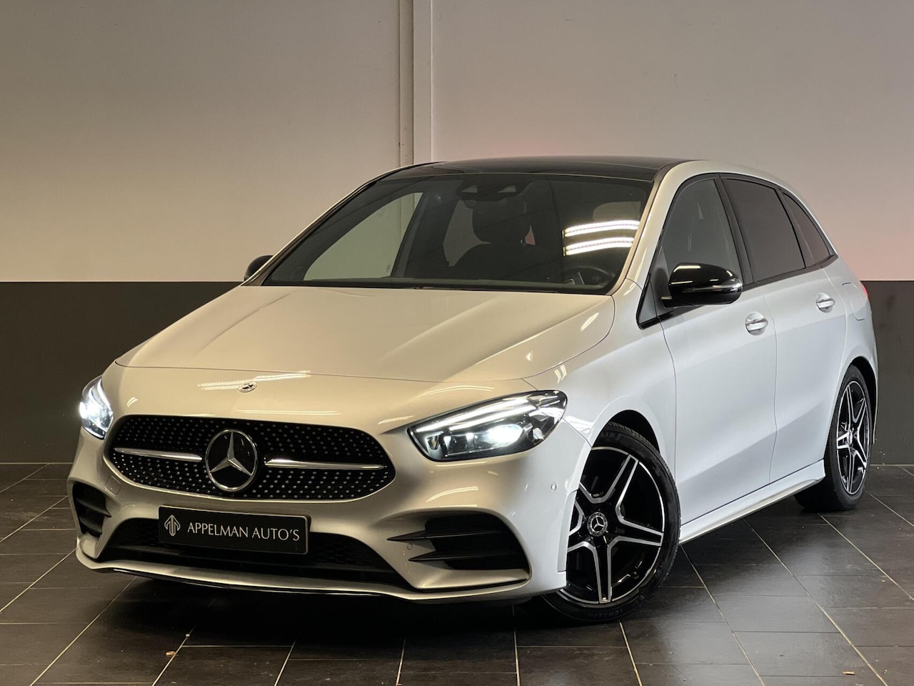 Mercedes-Benz B-klasse - 180 AMG Night|Memory|Trekhaak|Dodehoek|Sfeer|Pano|Camera| - AutoWereld.nl