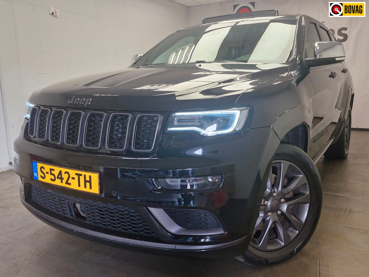 Jeep Grand Cherokee - 3.0 CRD Overland PANO ! GOED ONDERH. ! AIRCO ! NAVI ! NIEUW APK ! - AutoWereld.nl