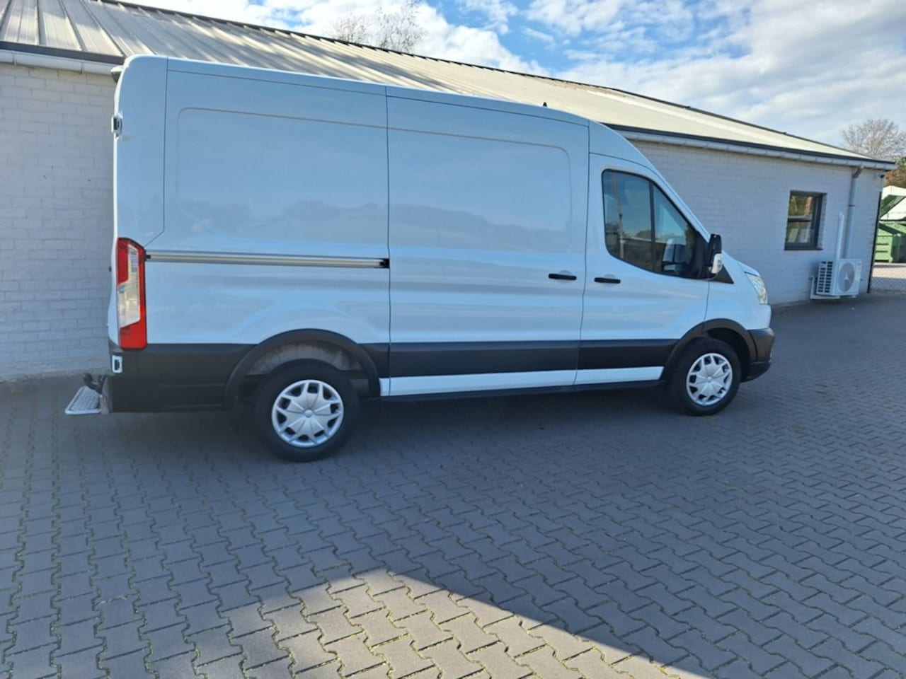 Ford Transit - 310 2.0 TDCI L2H2 Trend Automaat 27031 KM !! - AutoWereld.nl