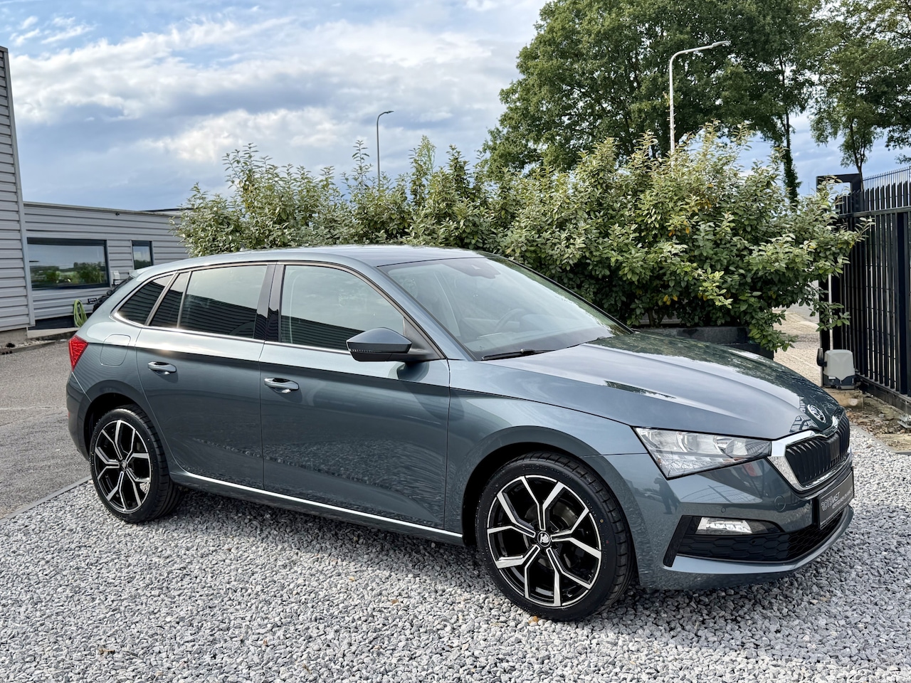 Skoda Scala - 1.0 TSI DSG Ambition Navi|Carplay|LED|Stoelverw Grijs - AutoWereld.nl