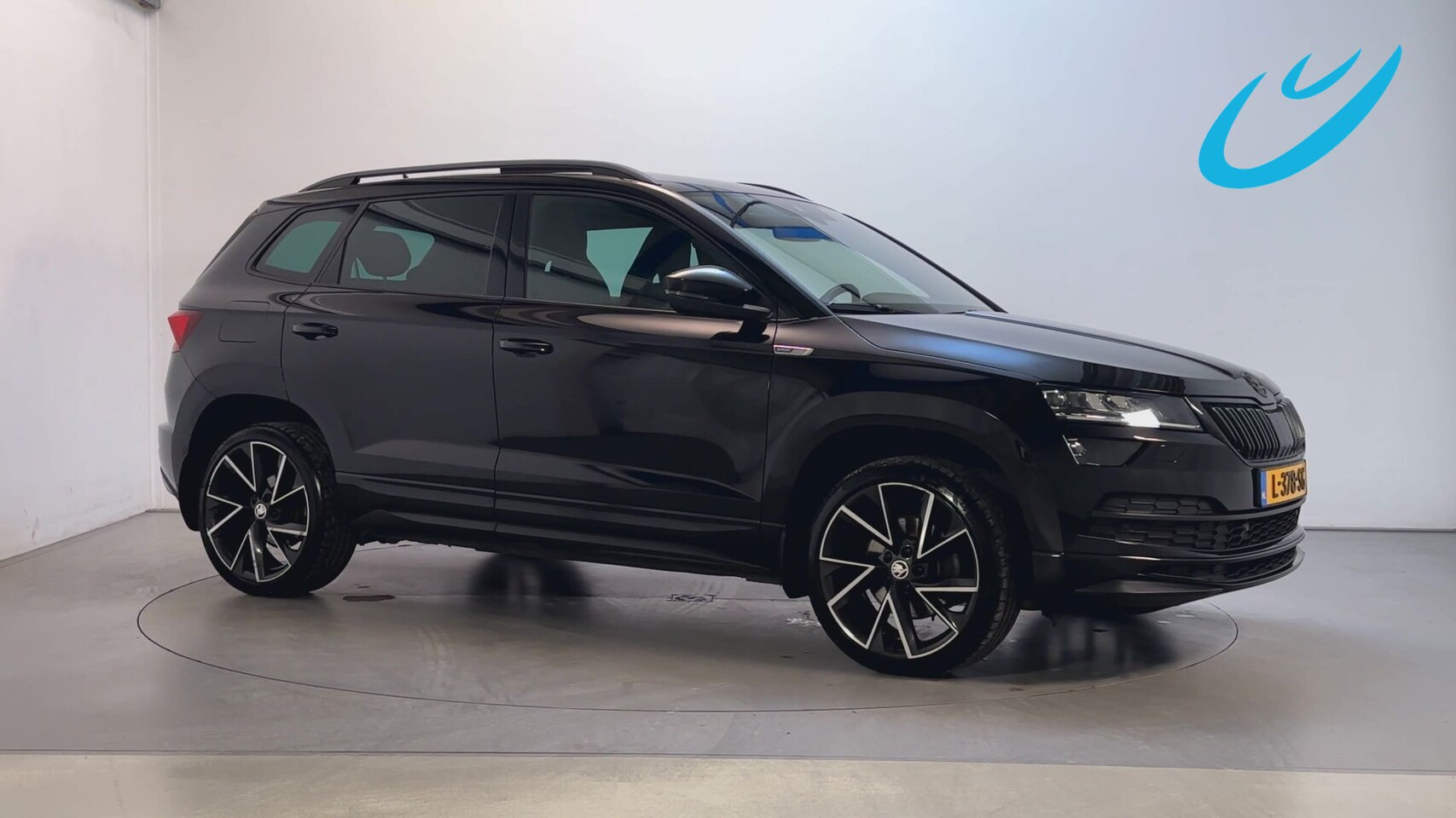 Skoda Karoq - 1.5 TSI DSG ACT Sportline Business Panoramadak Trekhaak Adaptive Cruise Sfeerverlichting - AutoWereld.nl
