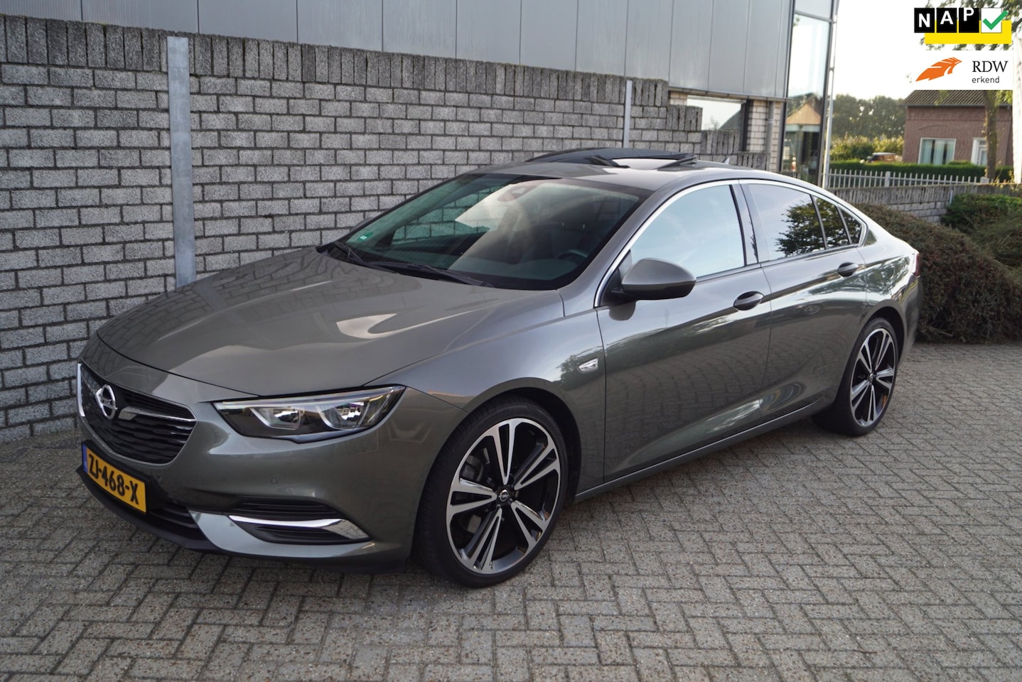 Opel Insignia Grand Sport - 1.6 Turbo Business Executive Autom 200PK Sportst Leder-Alcantara Navi Camera Schuifkdak Cl - AutoWereld.nl