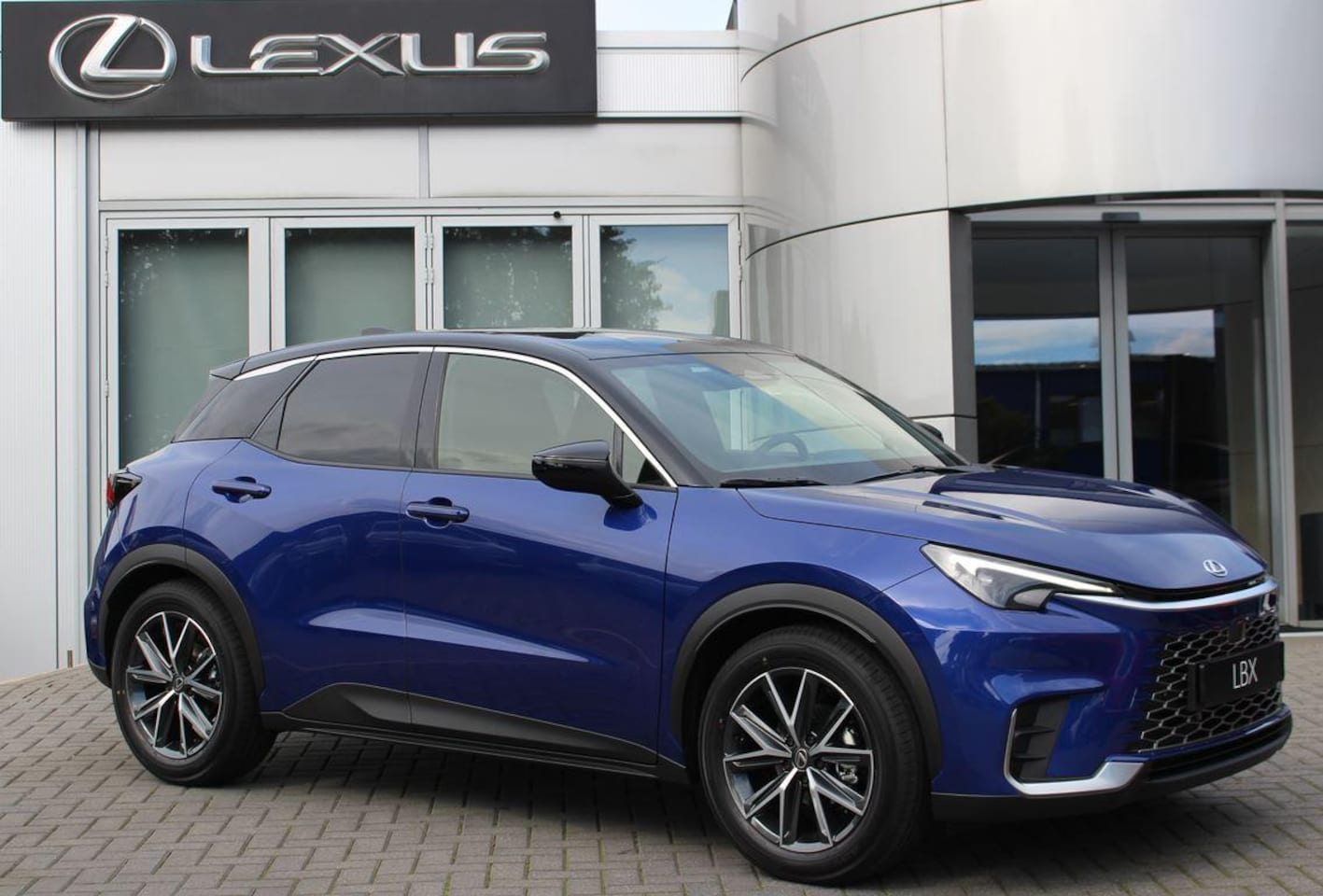 Lexus LBX - 1.5 Emotion 2WD NIEUW DIRECT LEVERBAAR STUURVERW STOELVERW KEY-LESS EL-ACHTERKLEP - AutoWereld.nl
