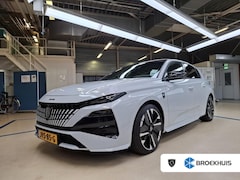 Peugeot 308 - 1.2 Hybrid 145 e-DCS6 GT | Panorama/schuifdak | Luxe stoelen | Focal | Trekhaak | Nieuw mo