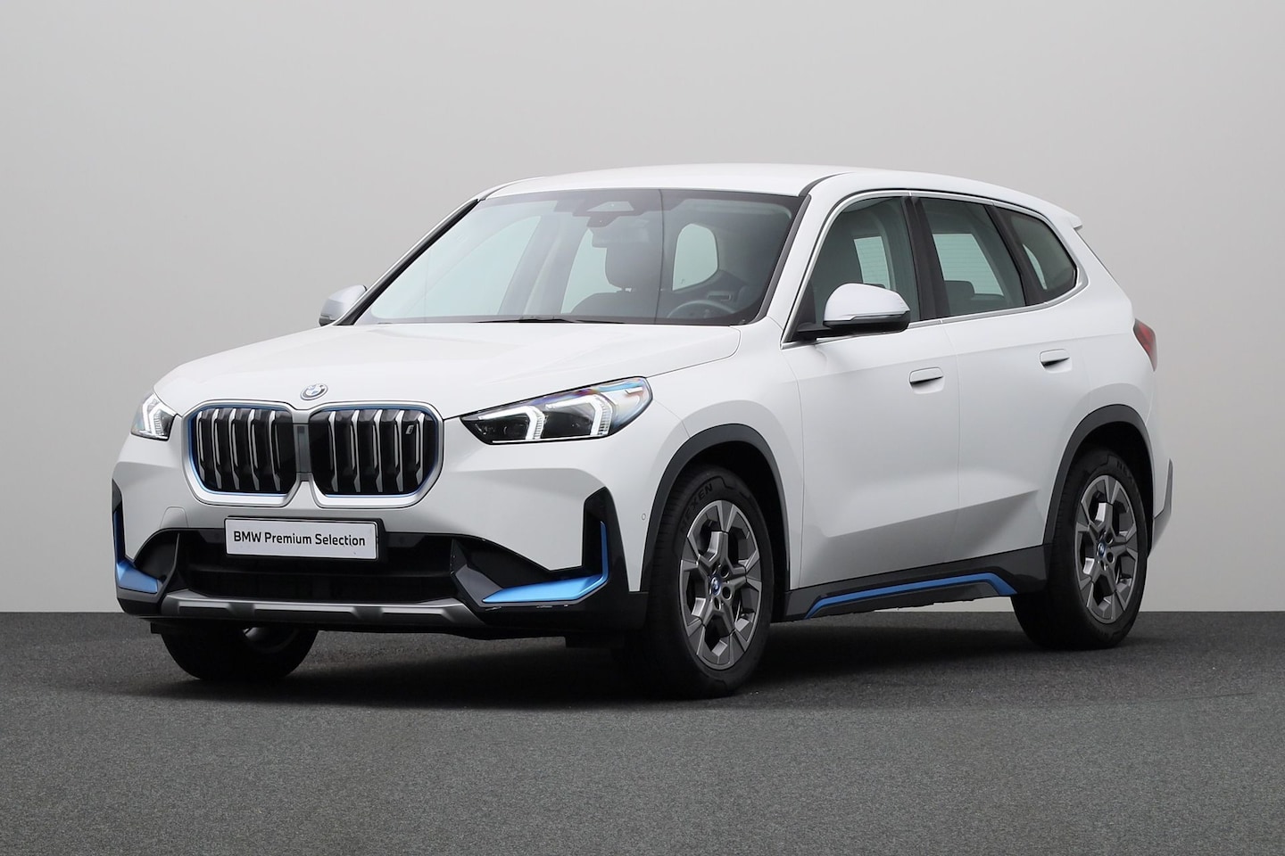 BMW iX1 - xDrive30 67 kWh X-Line | Camera | Stuurwiel verwarmd | Comfort Access | Stoelverwarming | - AutoWereld.nl
