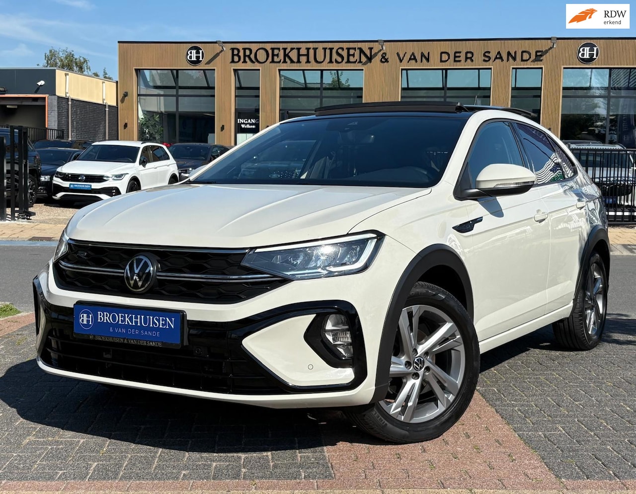 Volkswagen Taigo - 1.0 TSI R-Line Business Automaat / Panoramadak / Camera - AutoWereld.nl