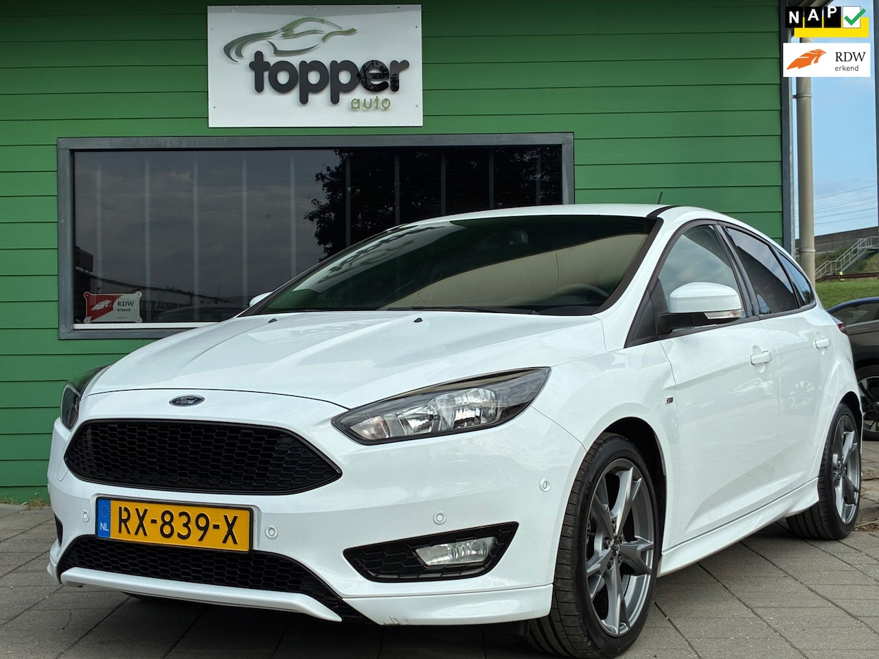 Ford Focus - 1.0 ST-Line|2e Eigenaar|Navigatie|CruiseControl|Climatronic|Trekhaak|NAP|Nieuwe APK| - AutoWereld.nl