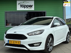 Ford Focus - 1.0 ST-Line|2e Eigenaar|Navigatie|CruiseControl|Climatronic|Trekhaak|NAP|Nieuwe APK|