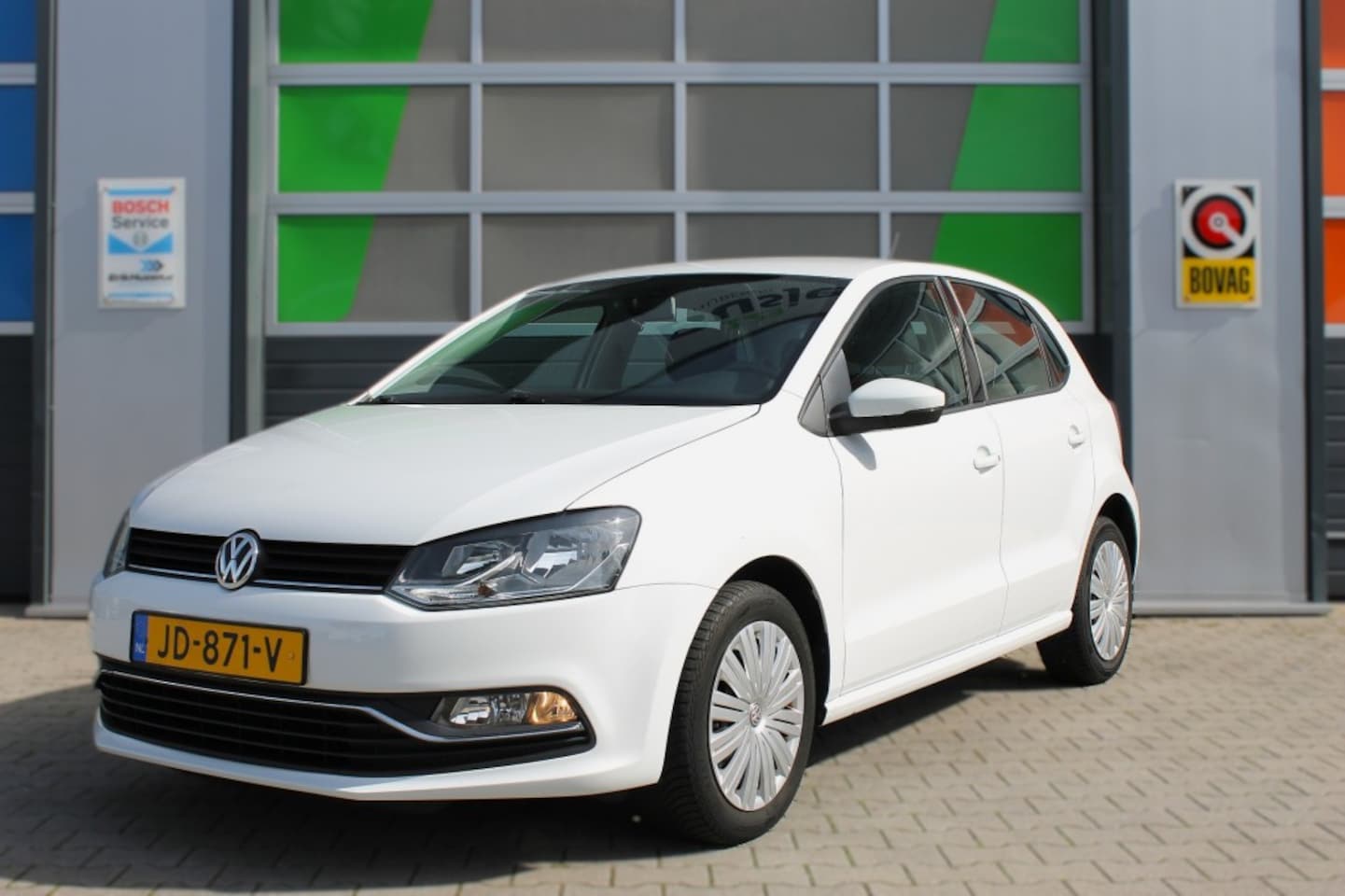 Volkswagen Polo - COMF. LINE / Cruise control / Airco / Navi / Bluetooth / All season banden / NW APK - AutoWereld.nl