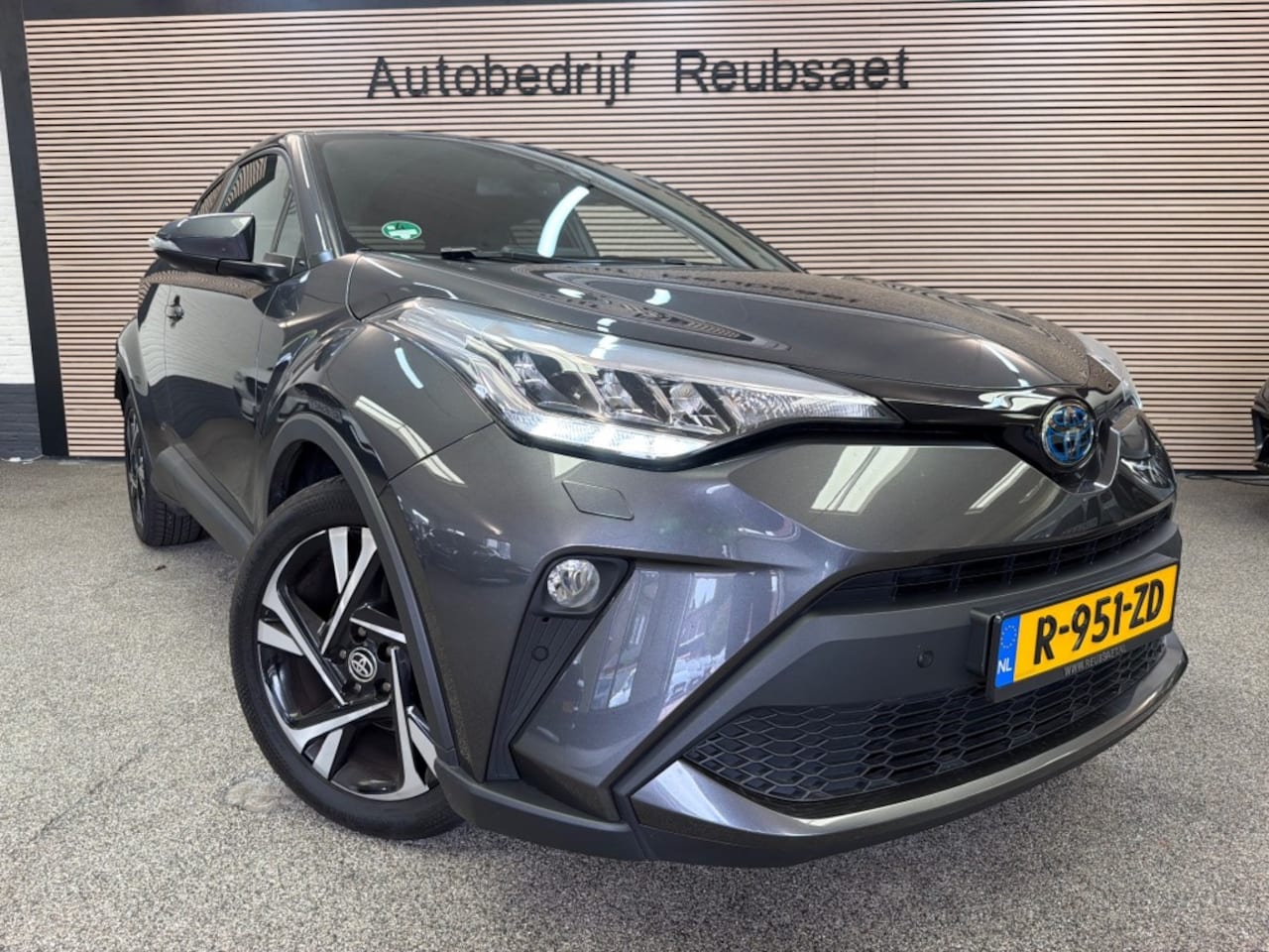 Toyota C-HR - 1.8 Hybrid Dynamic Nap Leder Navi Clima Cruise Camera Incl 12Mnd Garantie - AutoWereld.nl