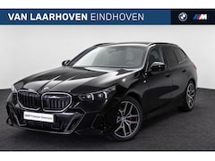 BMW 5-serie Touring - 520i M Sport Automaat / Trekhaak / Panoramadak / Comfortstoelen / Comfort Access / Achteru