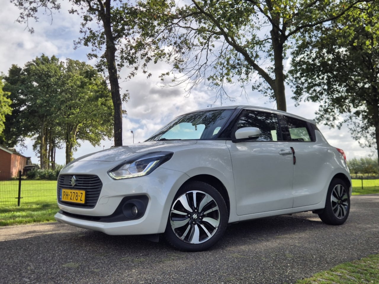 Suzuki Swift - 1.2 Stijl Smart Hybr - AutoWereld.nl