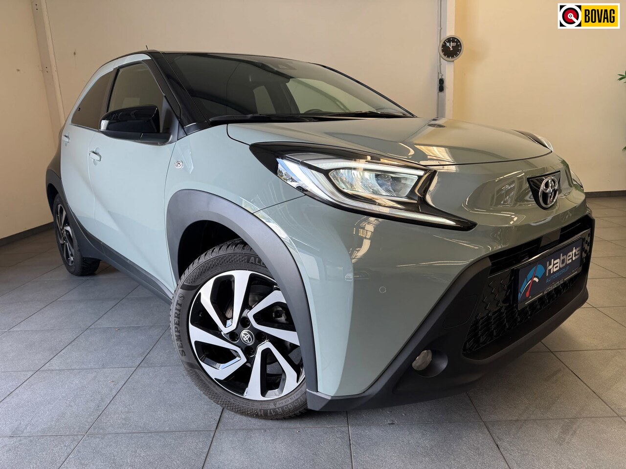 Toyota Aygo X - Automaat / Led/Stoelverw/Keyless/Camera/ACC/Kaki Groen-Zwart metallic - AutoWereld.nl