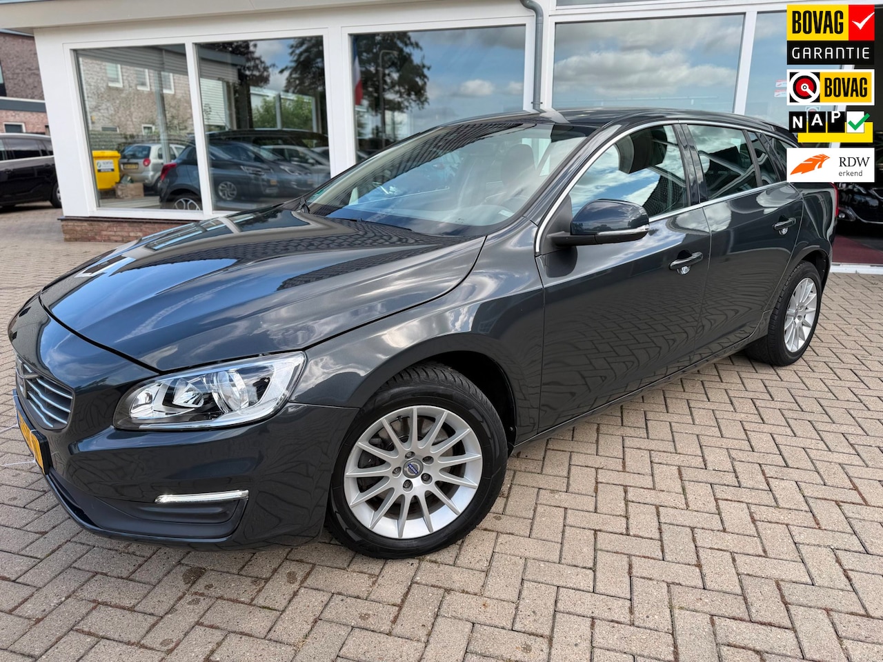 Volvo V60 - 1.6 T3 Momentum/ Leder/ Navi/ trekhaak/ Cruise/ Airco/ Wifi - AutoWereld.nl