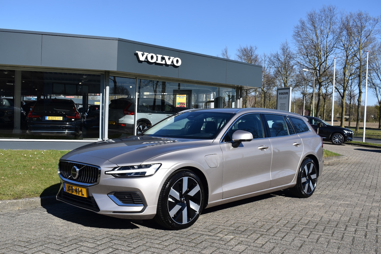 Volvo V60 - T6 AWD 350PK Plug-in Hybrid Essential Bright | NIEUW | 19"LMV | Leder | Stuur & Stoelverwa - AutoWereld.nl