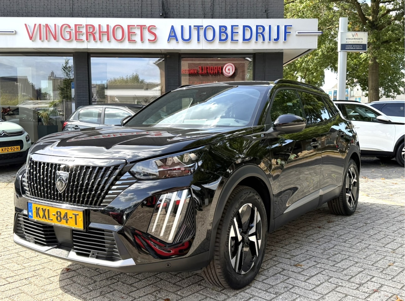Peugeot e-2008 - Elektrisch 100 %. * Zwart * GT * Navigatie * Voor en Achter Camera * Keyless Entry & Start - AutoWereld.nl