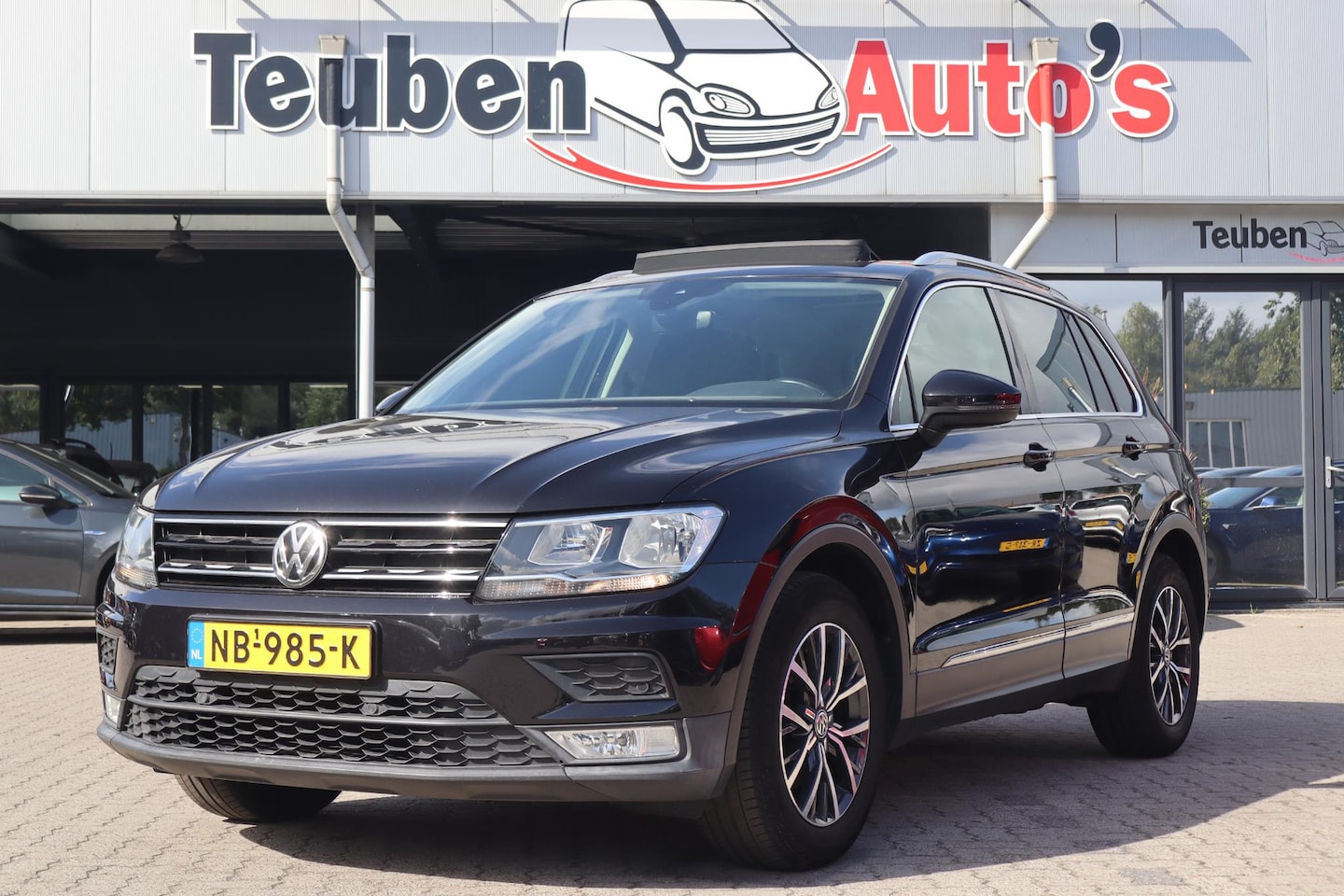 Volkswagen Tiguan - 1.4 TSI ACT Connected Series | Panoramadak | 2 Eigenaren/NL auto | Lichtmetaal | Navigatie - AutoWereld.nl