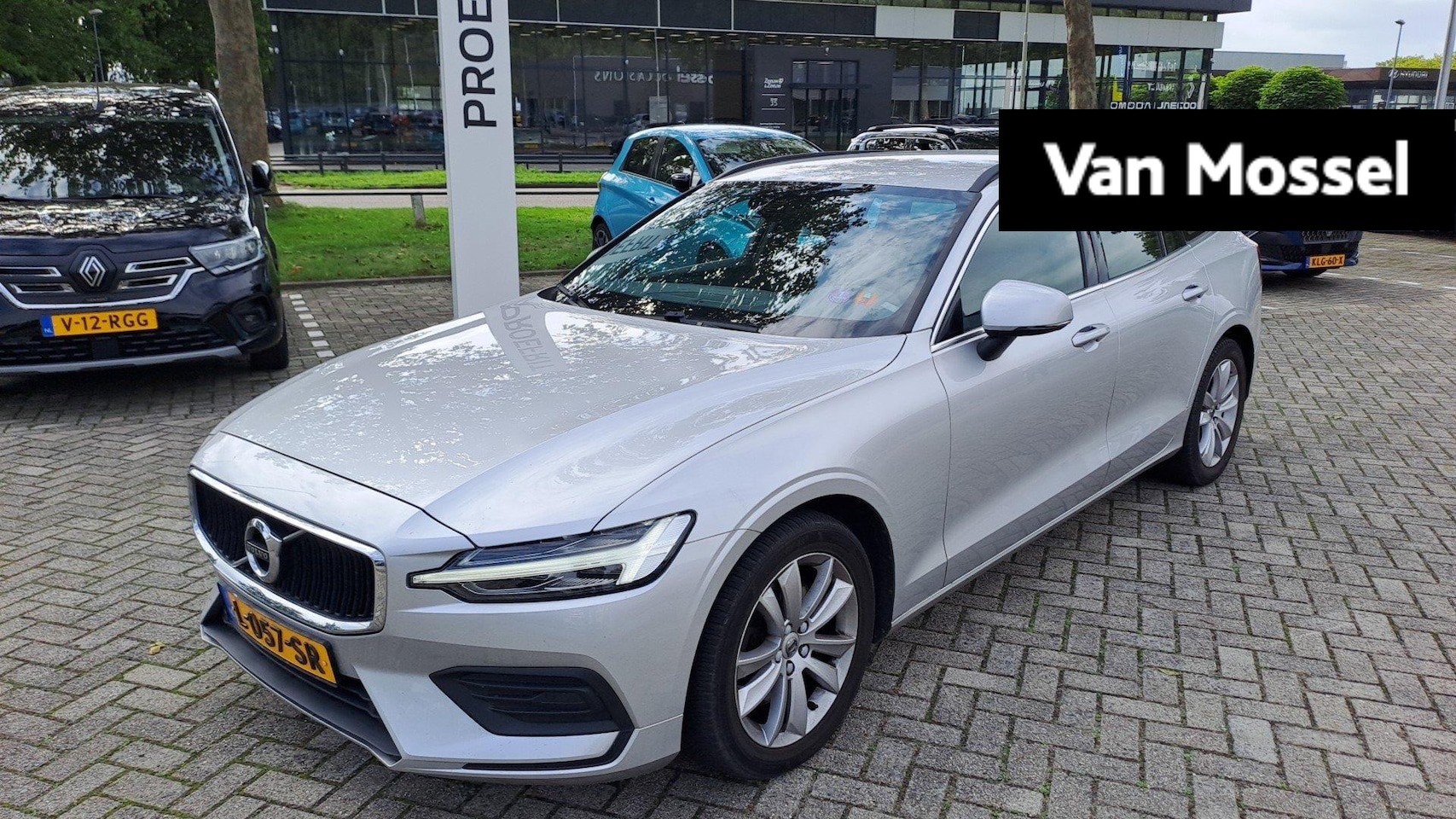 Volvo V60 - 2.0 B3 Momentum Business | AUTOMAAT! | Elektrische Achterklep | Cruise Control | Trekhaak - AutoWereld.nl