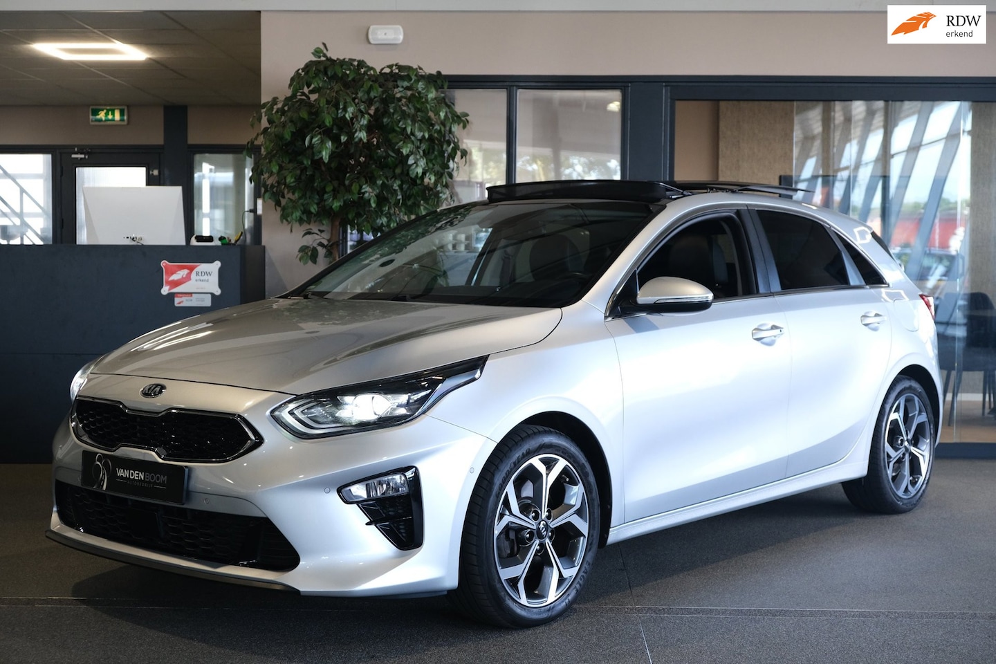 Kia Cee'd - Ceed 1.4 T-GDi AUT Pano Trek Navi Leder Cam Pdc Cruise - AutoWereld.nl