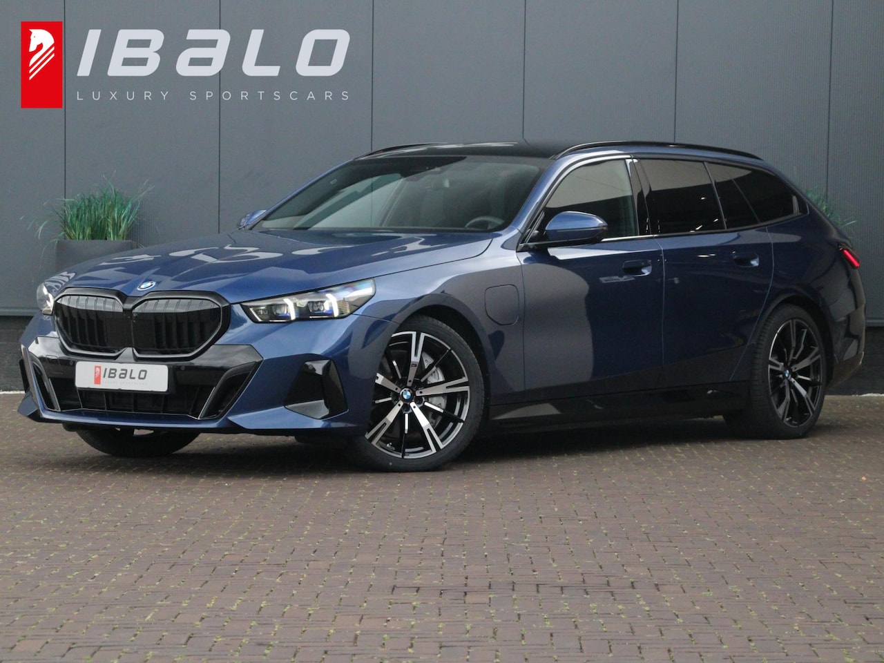 BMW 5-serie Touring - 550e xDrive | Pano | Trekhaak | B&W Audio | - AutoWereld.nl