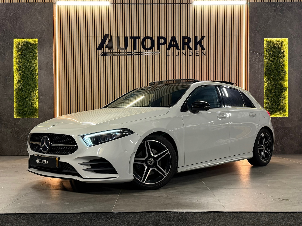 Mercedes-Benz A-klasse - 180 Business Solution AMG |PANO|MEMORY|KEYLESS|LANE ASSIST|SFEERVERLICHTING|NAP|NL AUTO|DE - AutoWereld.nl