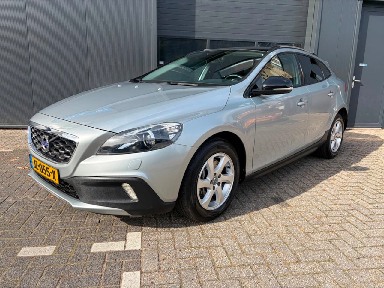 Volvo V40 Cross Country - 1.5 T3 Momentum 1.5 T3 Momentum, Pano, Navi, PDC, Cruise, - AutoWereld.nl