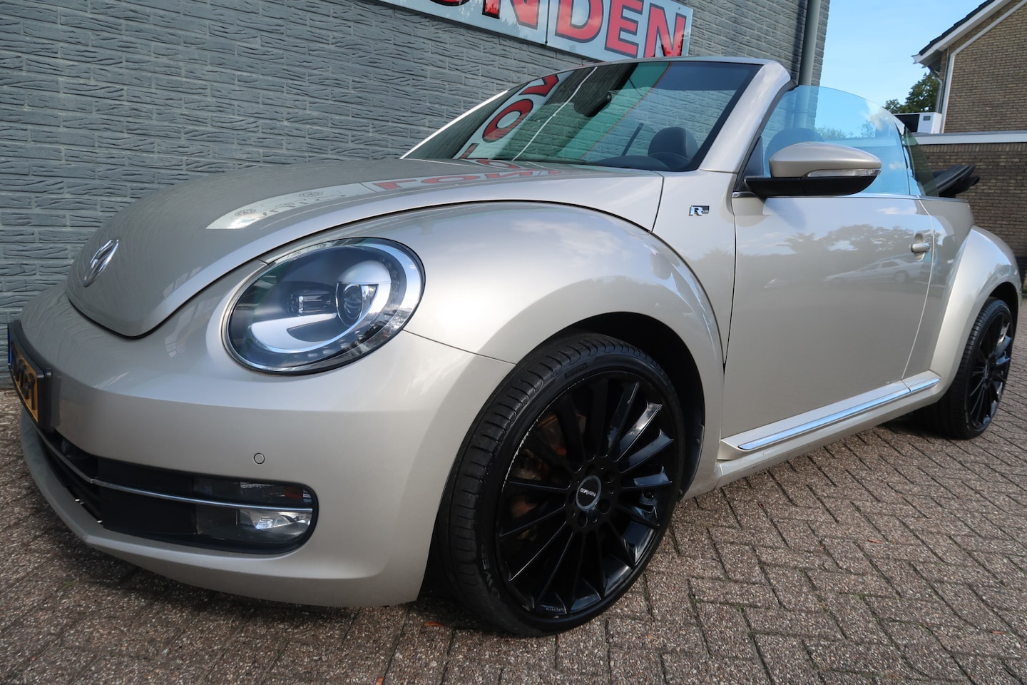 Volkswagen Beetle Cabriolet - 1.2 TSI Design Bij ons bedrijf in onderhoud nieuwe distributie leer 20" - AutoWereld.nl