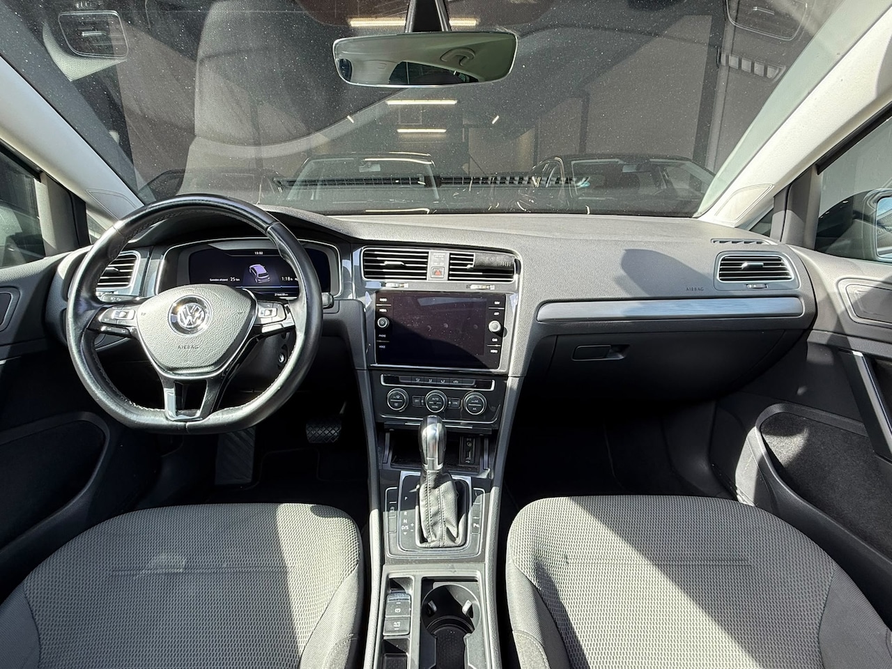 Volkswagen Golf - 1.0 TSI Highline Business R DSG | PANO 2018 - AutoWereld.nl