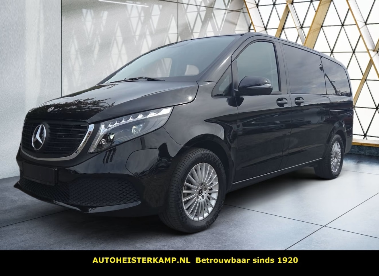 Mercedes-Benz EQV - 300 L2 90kWh 7-zitter 53.845 incl BTW LED Camera Stoelverwarming - AutoWereld.nl