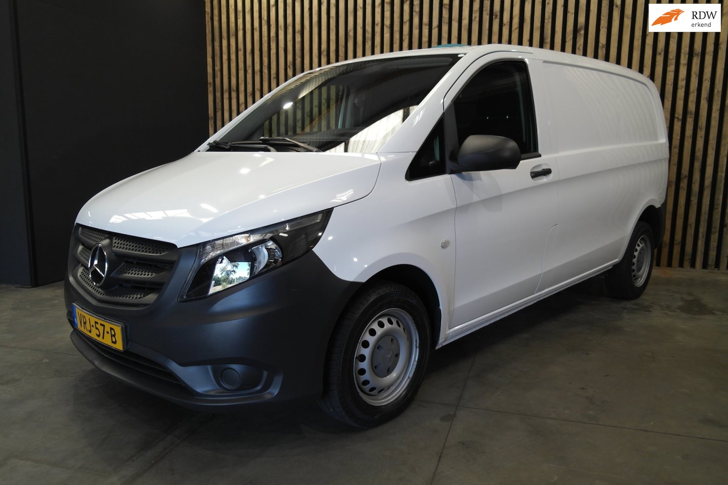 Mercedes-Benz Vito - 109 CDI in nieuwstaat! Airco 3 zitplaatsen ex btw - AutoWereld.nl