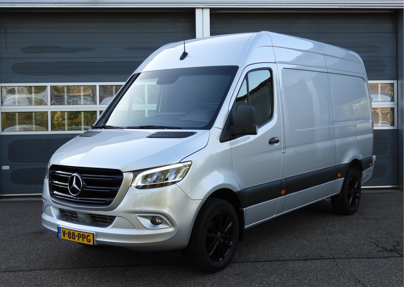 Mercedes-Benz Sprinter - 317 1.9 CDI L2H2 RWD AUT | 3.5t TREKHAAK | LED | CRUISE | CAMERA | MBUX - AutoWereld.nl