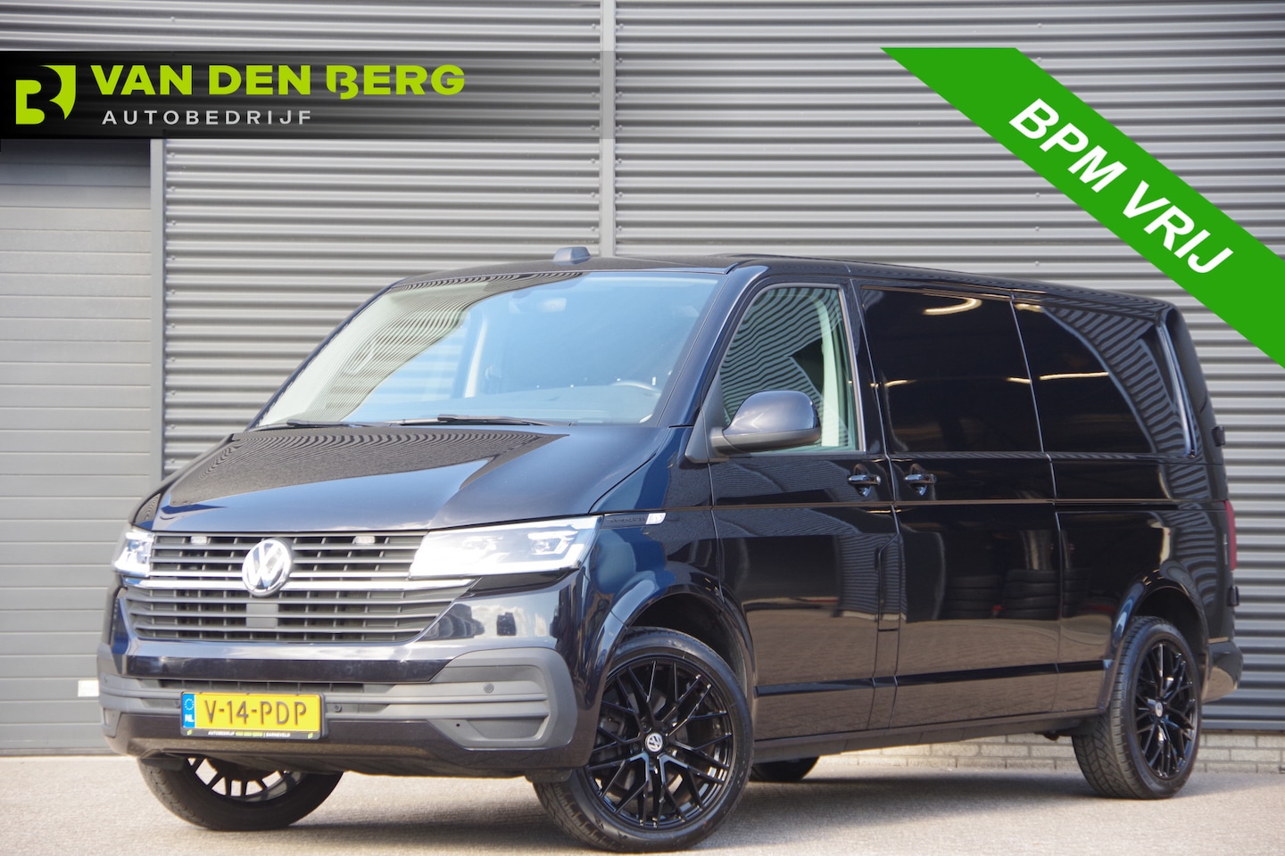 Volkswagen Transporter - 2.0 TDI L2 3-ZITS, 150PK AUT. LED, 2X SCHUIFDEUR, TREKHAAK, STANDKACHEL, STOELVERWARMING, - AutoWereld.nl